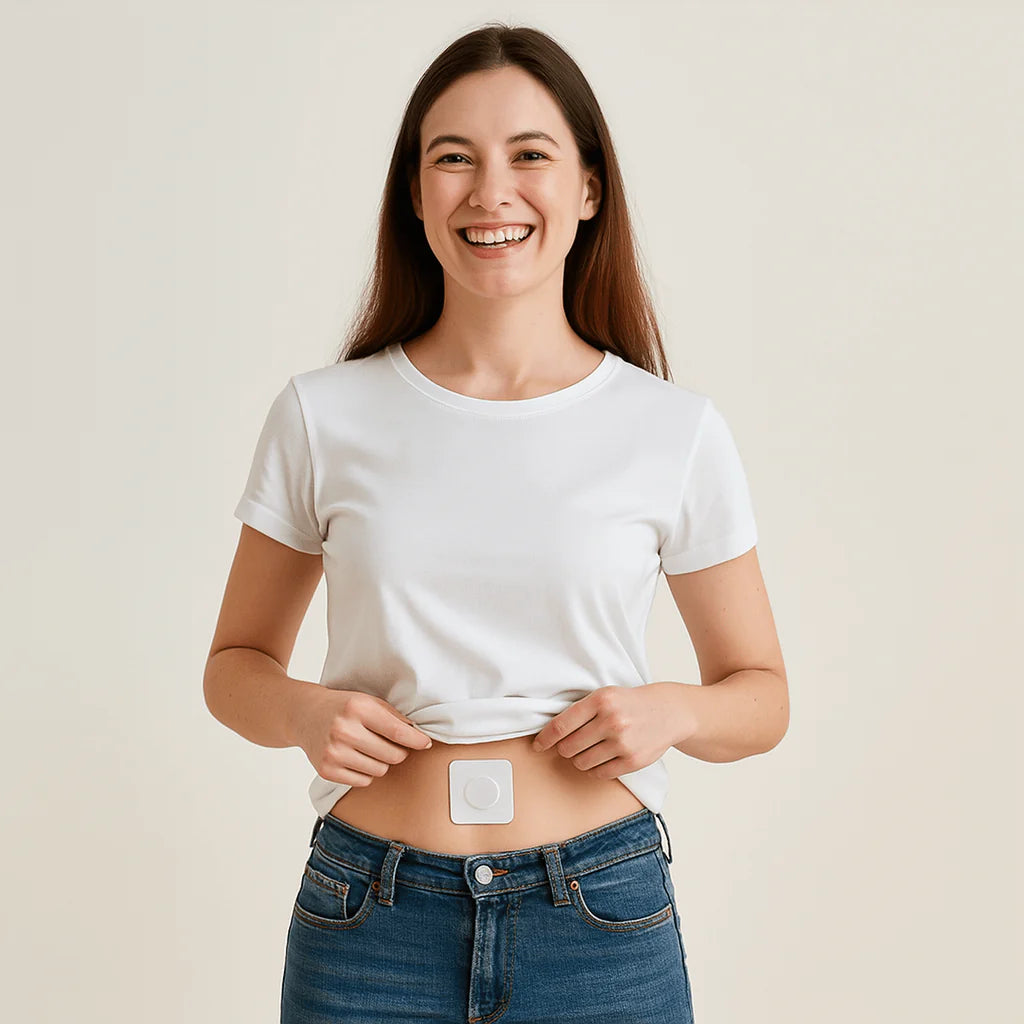 Woman smiling while holding Arcticpure dekurplástur on her abdomen, showcasing practical self-care solution.