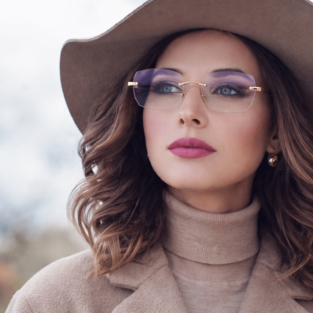 Woman in stylish Ultra Restore gleraugu with a hat, enhancing everyday fashion and elegance.