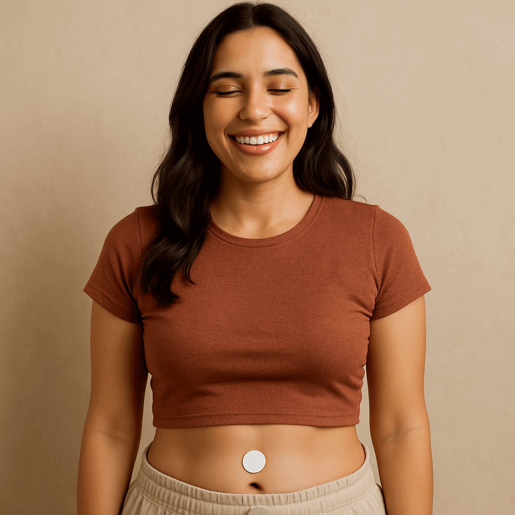 Smiling woman wearing a crop top demonstrating Arcticpure lífskraftsplástur on her abdomen.